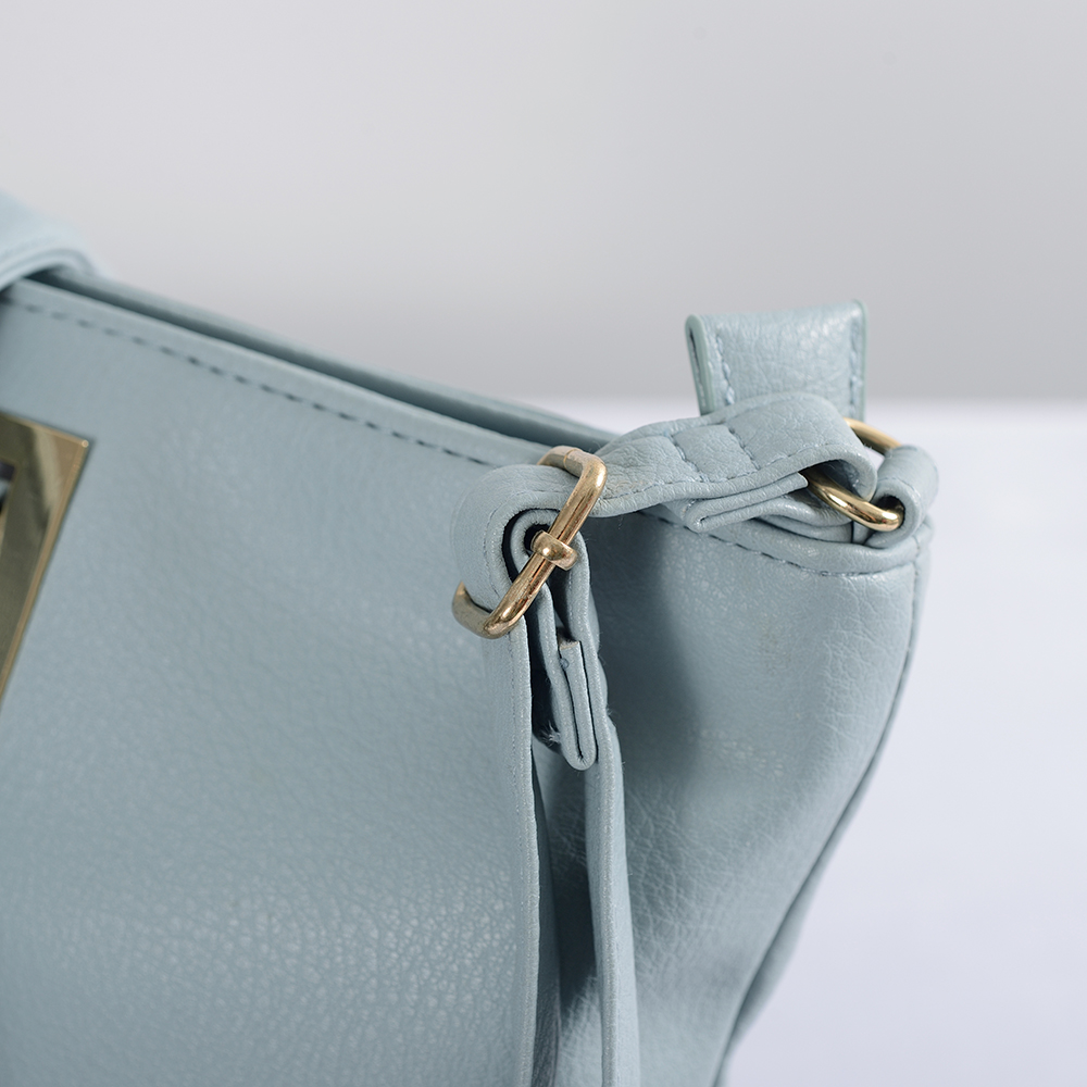 Dámská oblíbená cross body kabelka světlé barvy a lehké čtvercové tašky